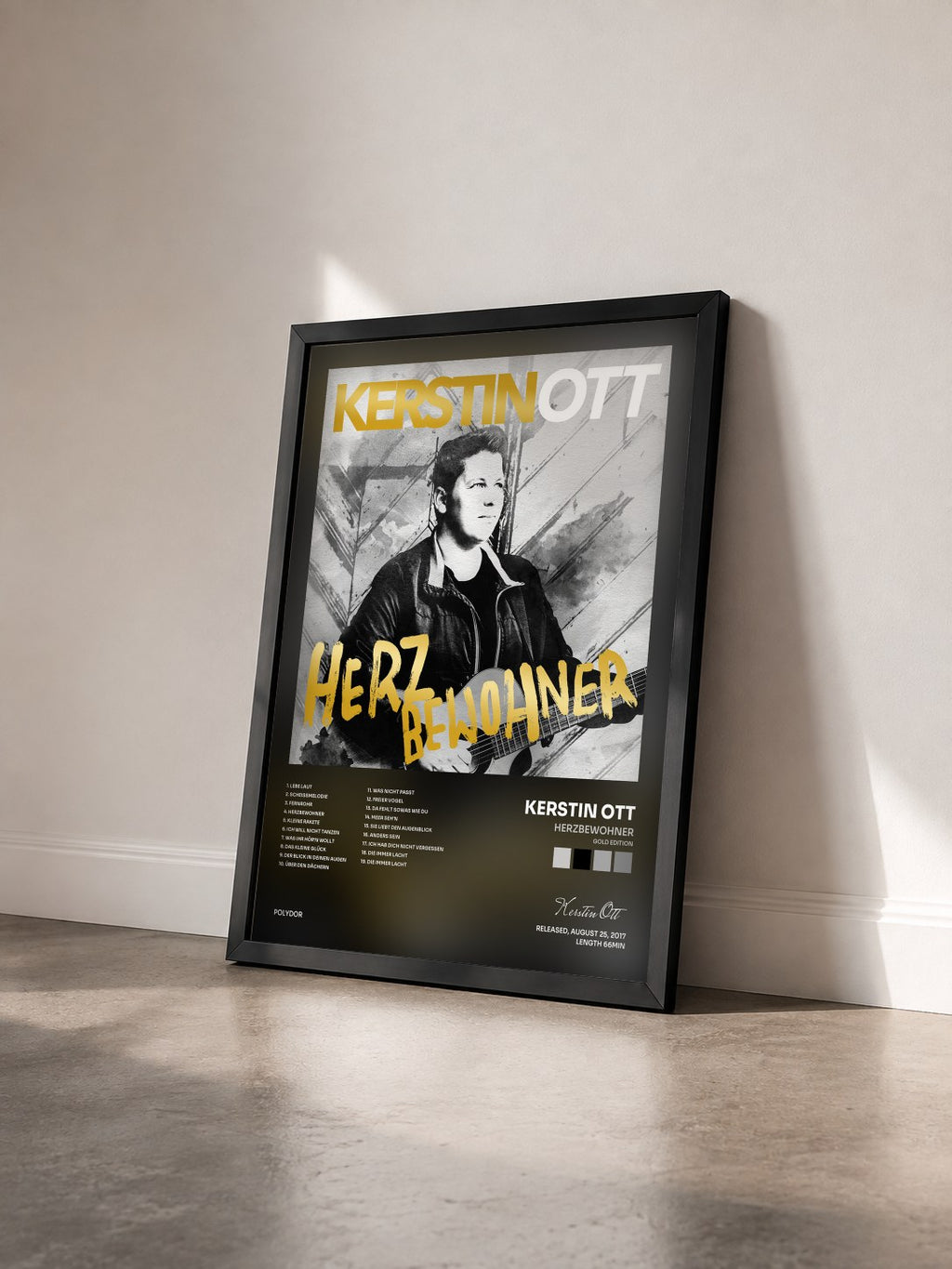 #noir Tableau de l'album Herzbewohner (Gold Edition) de Kerstin Ott vu de trois quarts, cadre noir