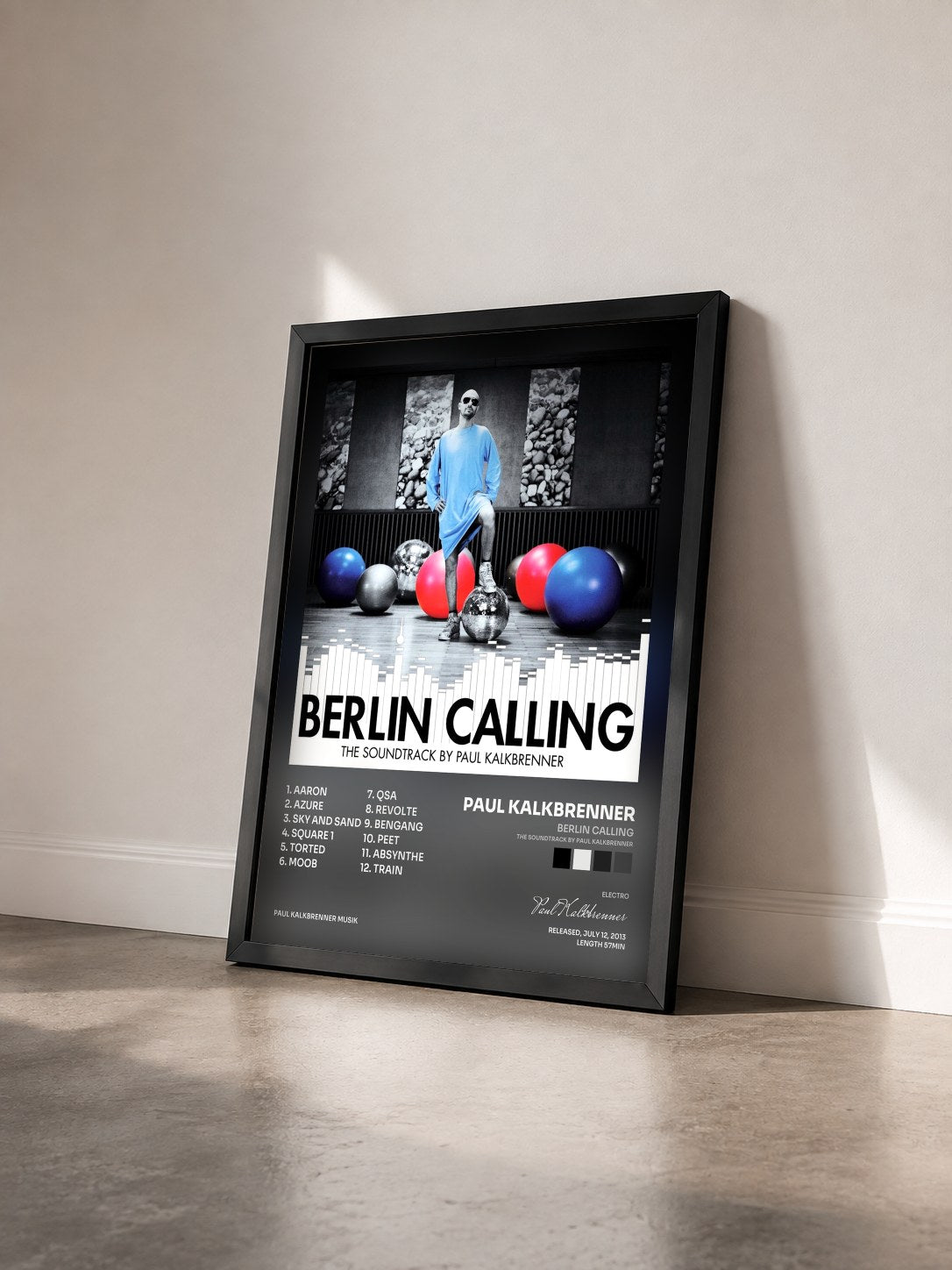 #noir Tableau de l'album Berlin Calling (The Soundtrack by Paul Kalkbrenner) de Paul Kalkbrenner vu de trois quarts, cadre noir