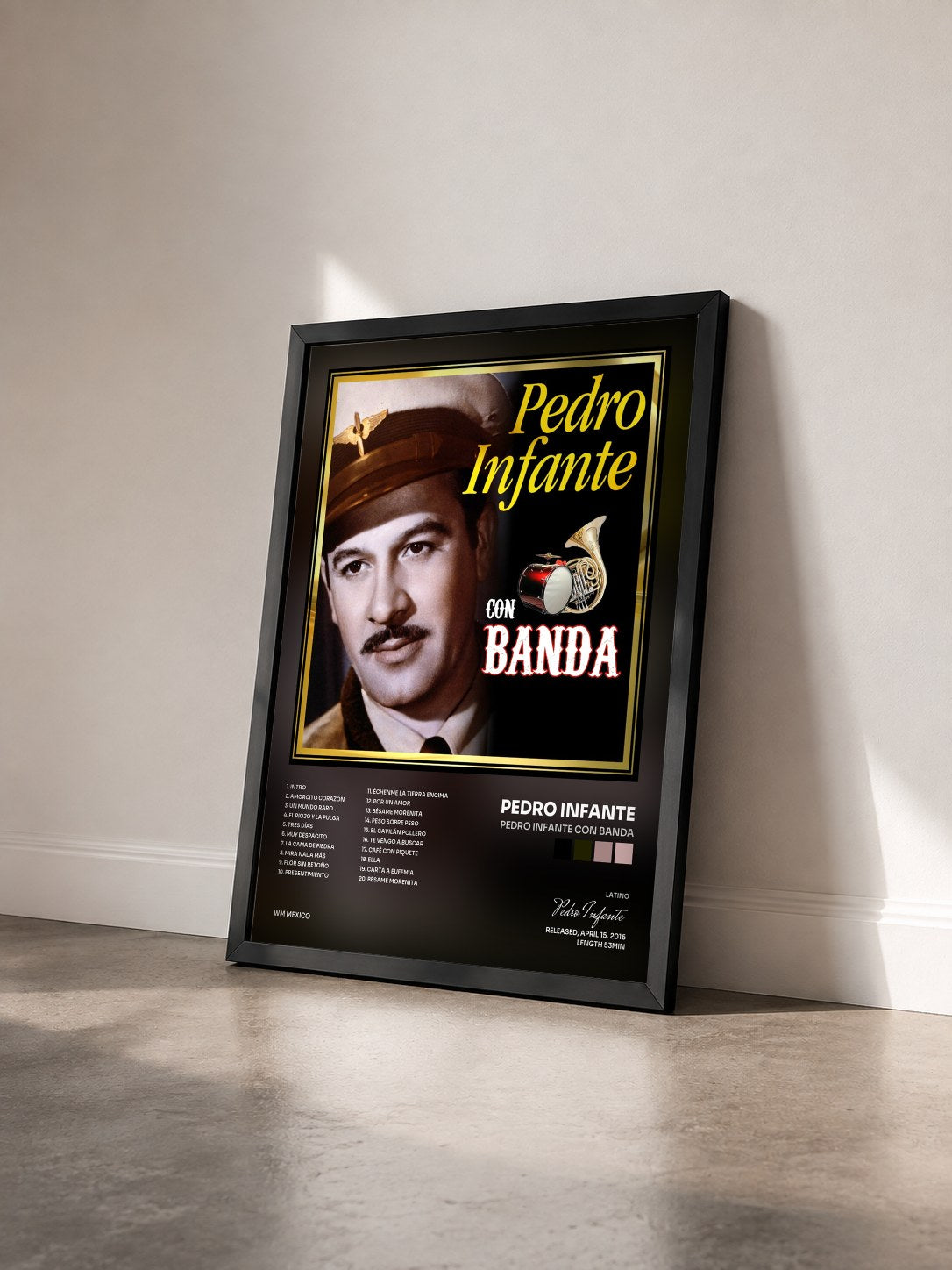 #noir Tableau de l'album Pedro Infante Con Banda de Pedro Infante vu de trois quarts, cadre noir