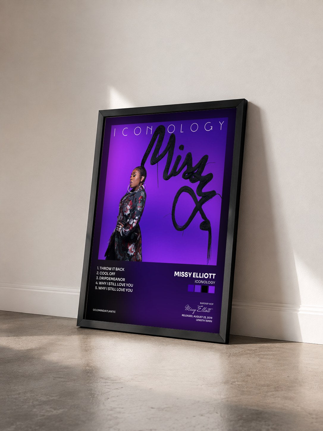 #noir Tableau de l'album ICONOLOGY de Missy Elliott vu de trois quarts, cadre noir