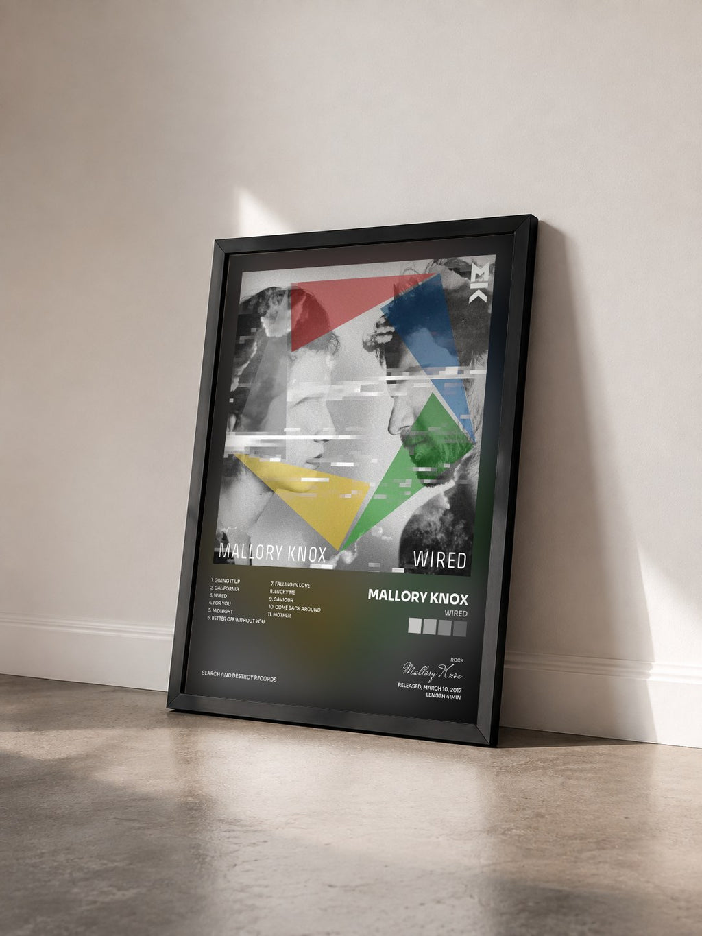 #noir Tableau de l'album Wired de Mallory Knox vu de trois quarts, cadre noir