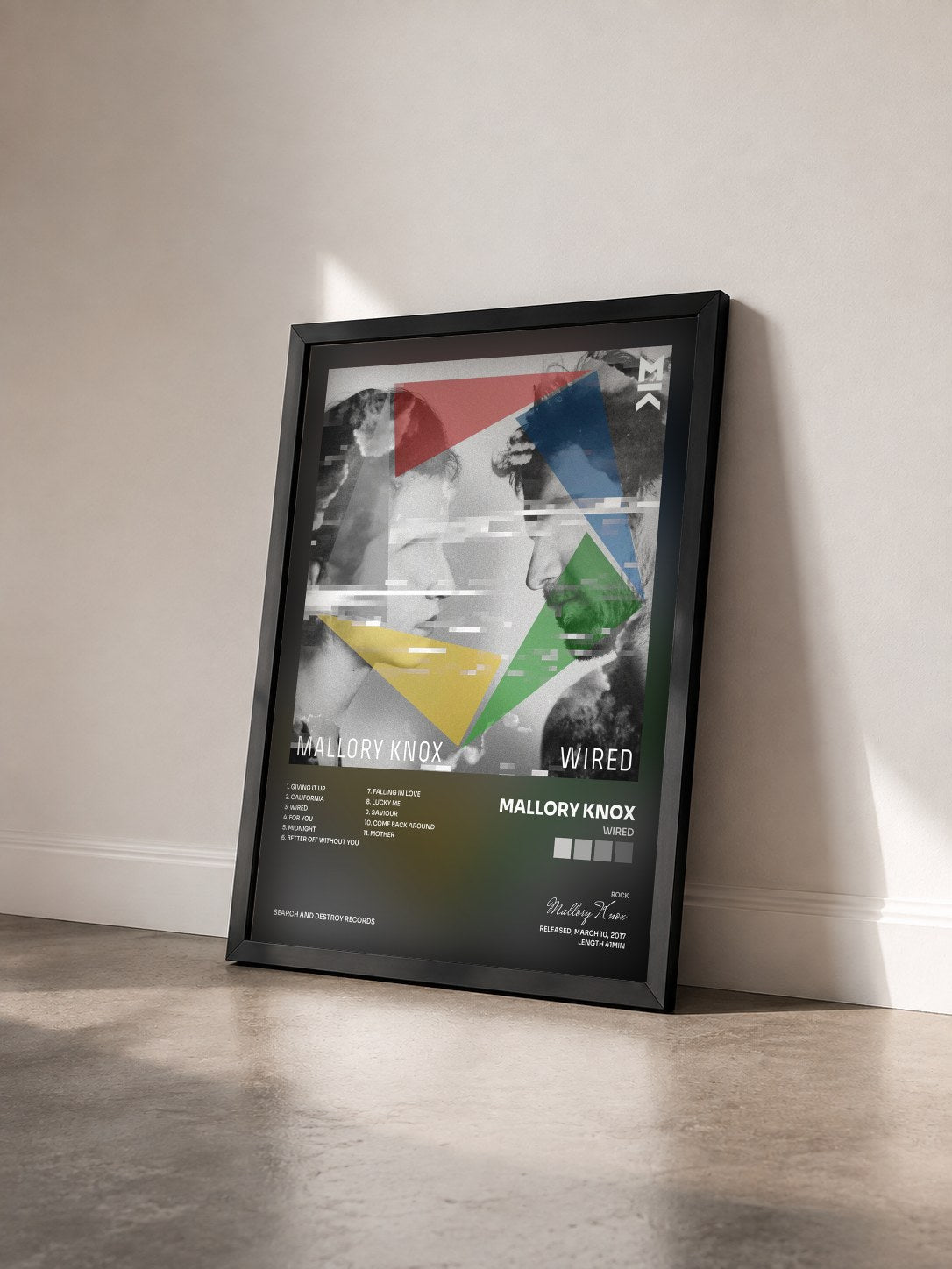 #noir Tableau de l'album Wired de Mallory Knox vu de trois quarts, cadre noir