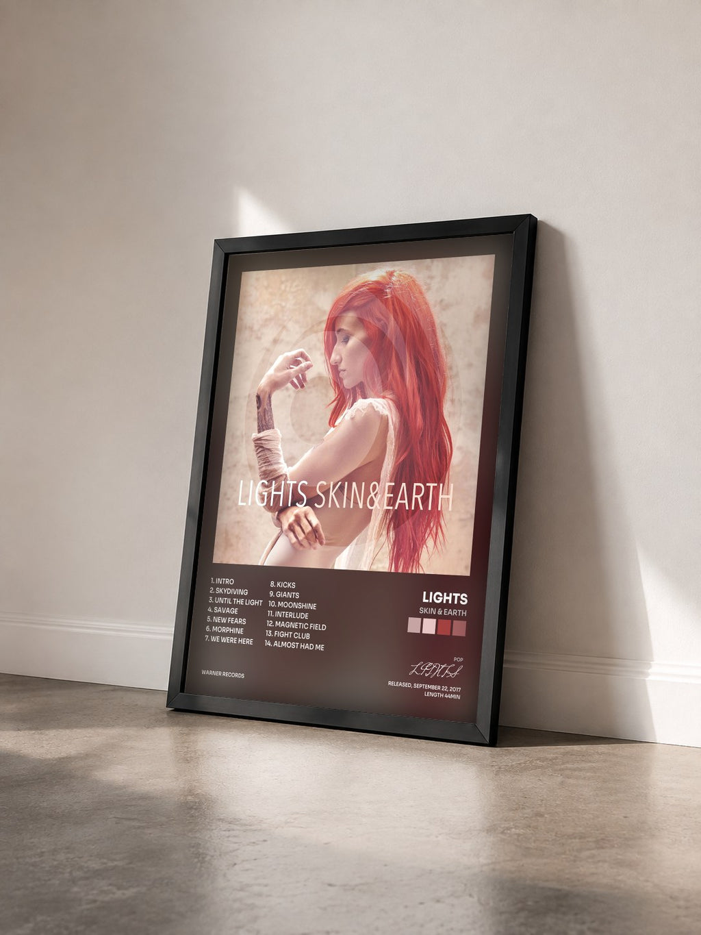 #noir Tableau de l'album Skin & Earth de LIGHTS vu de trois quarts, cadre noir