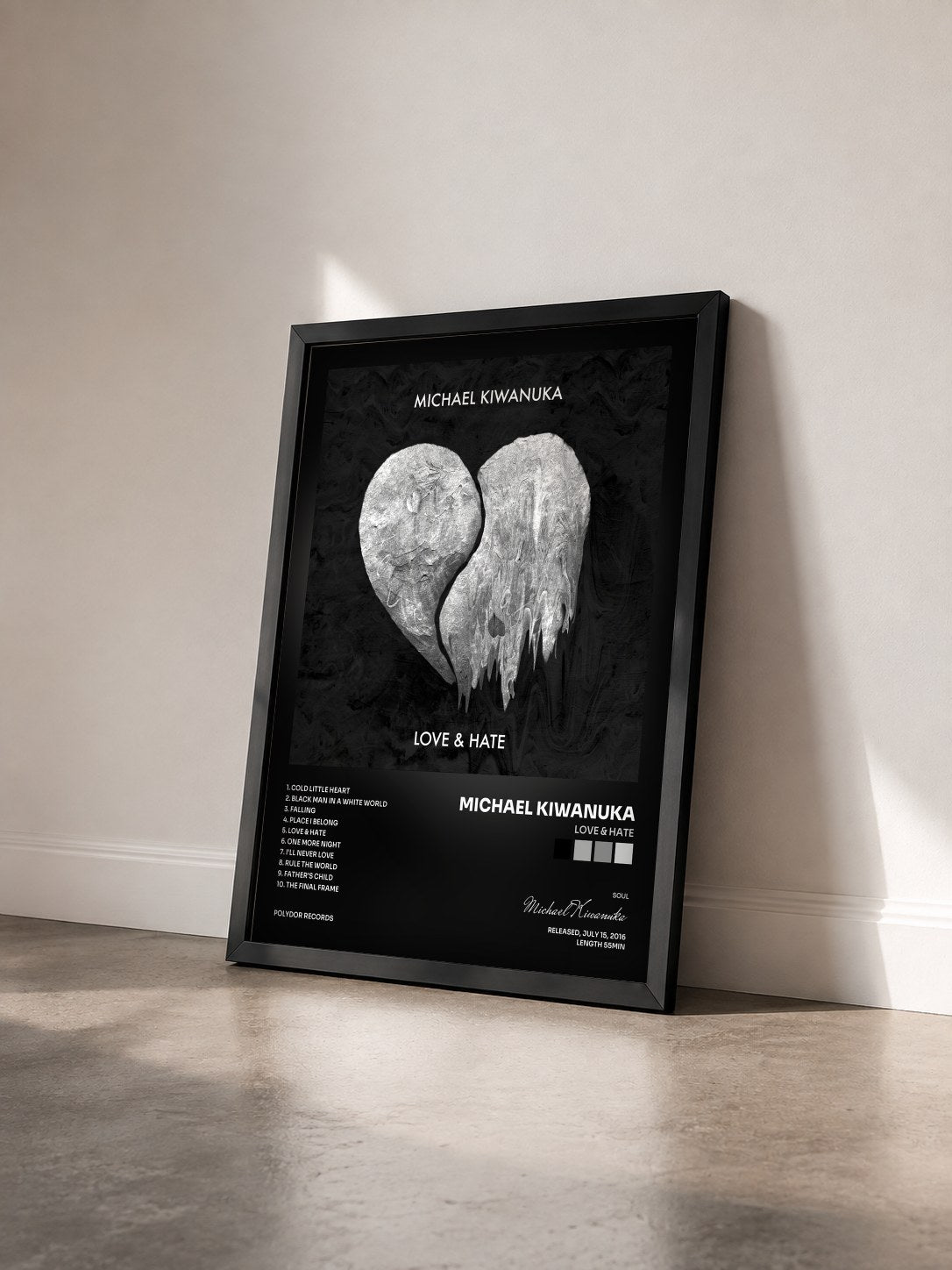 #noir Tableau de l'album Love & Hate de Michael Kiwanuka vu de trois quarts, cadre noir