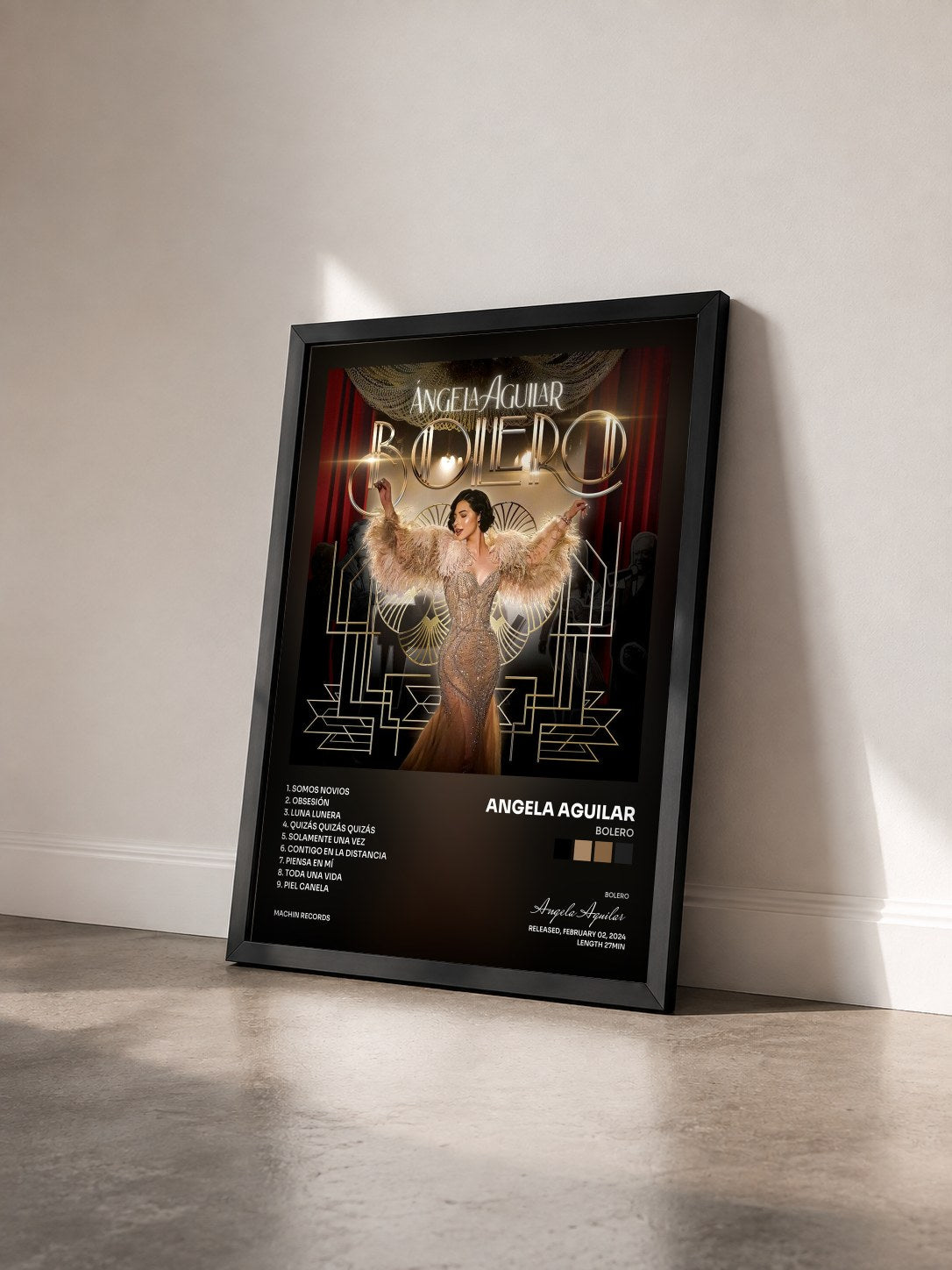 #noir Tableau de l'album Bolero de Angela Aguilar vu de trois quarts, cadre noir