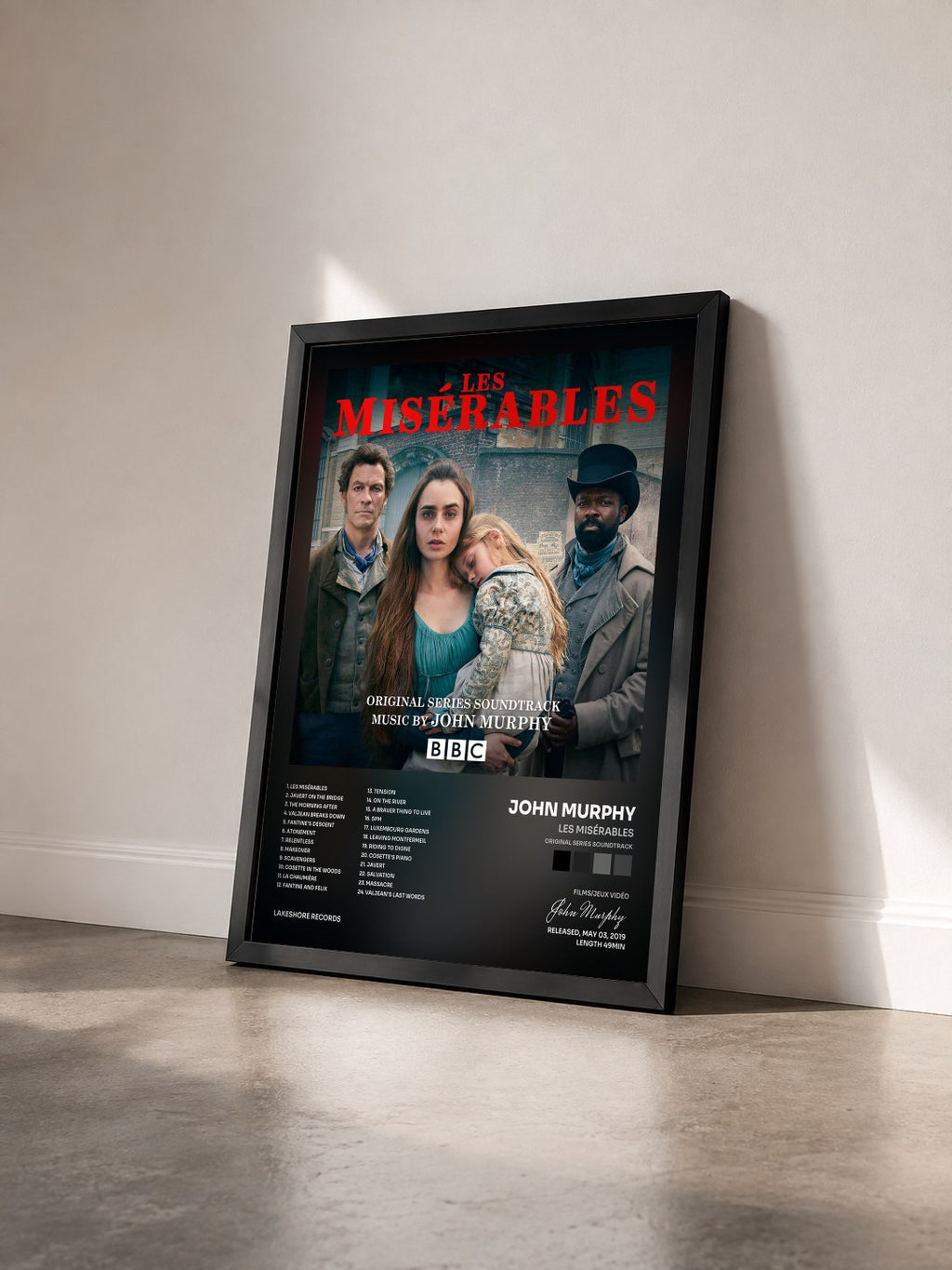 #noir Tableau de l'album Les Misérables (Original Series Soundtrack) de John Murphy vu de trois quarts, cadre noir