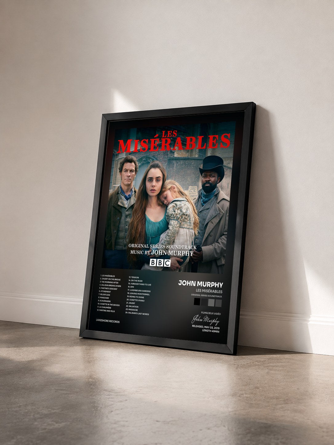 #noir Tableau de l'album Les Misérables (Original Series Soundtrack) de John Murphy vu de trois quarts, cadre noir