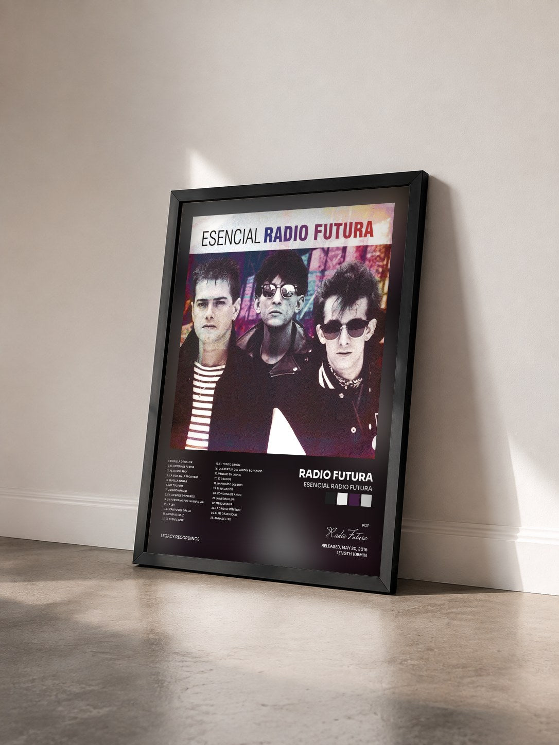 #noir Tableau de l'album Esencial Radio Futura de Radio Futura vu de trois quarts, cadre noir