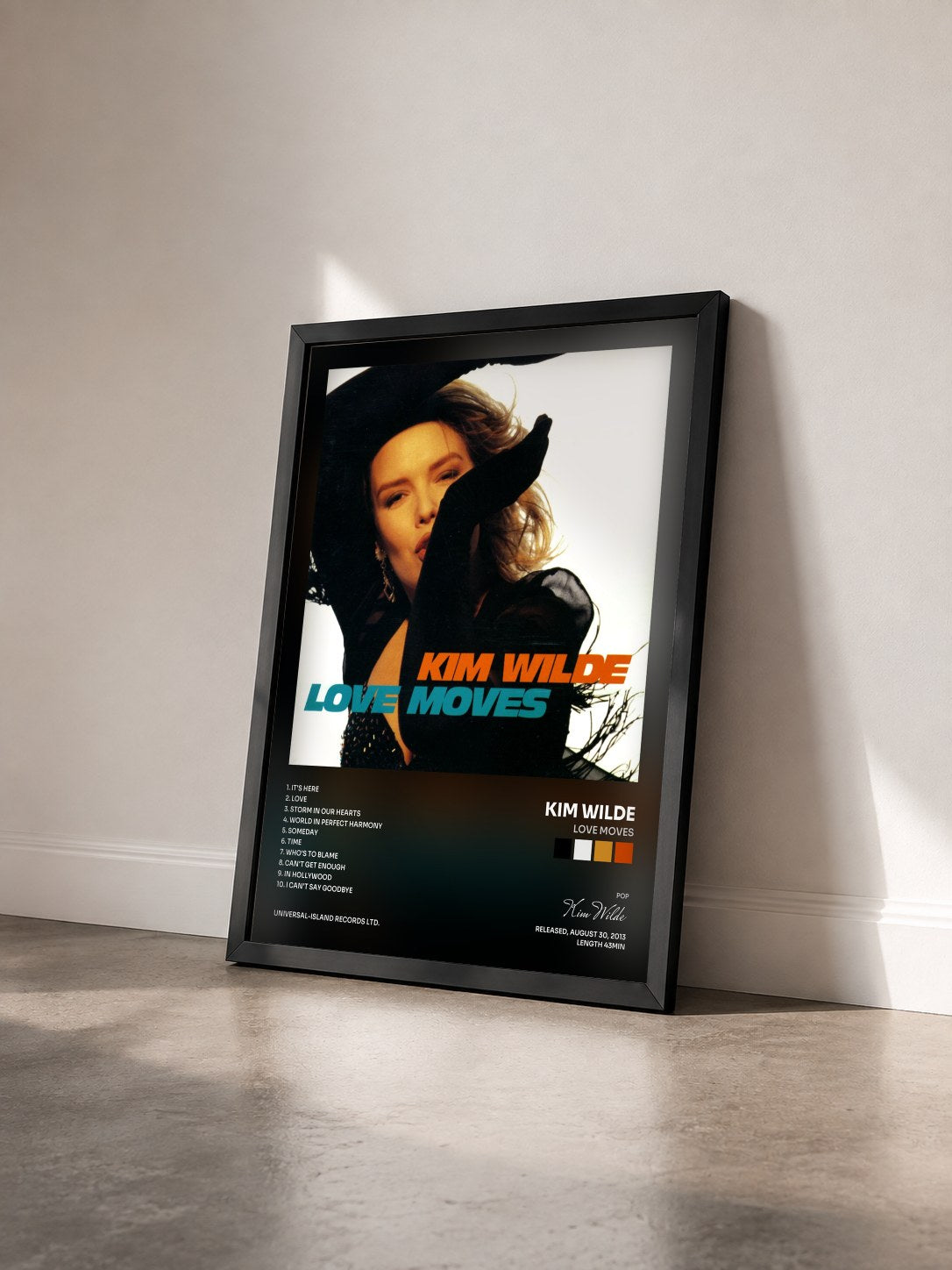 #noir Tableau de l'album Love Moves de Kim Wilde vu de trois quarts, cadre noir