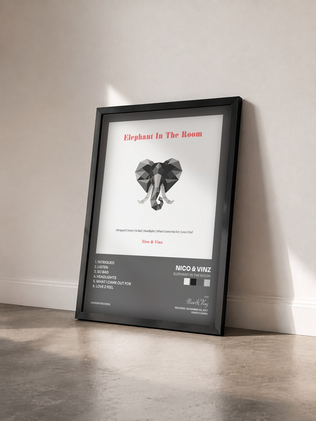 #noir Tableau de l'album Elephant in the Room de Nico & Vinz vu de trois quarts, cadre noir