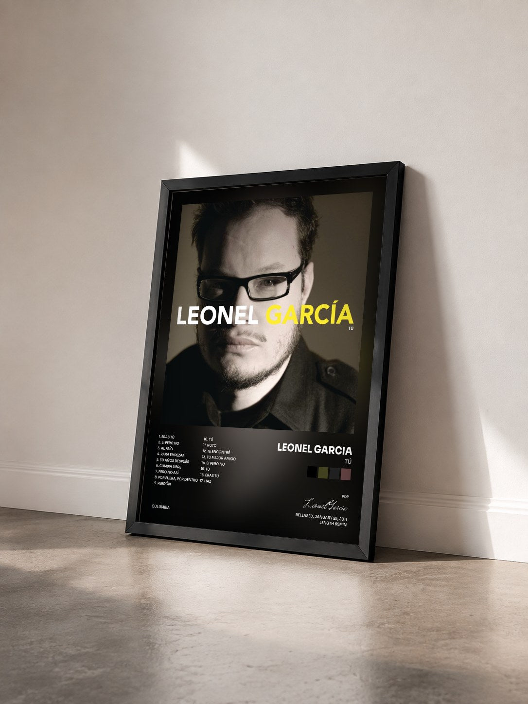 #noir Tableau de l'album Tú de Leonel Garcia vu de trois quarts, cadre noir