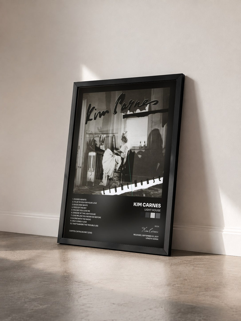 #noir Tableau de l'album Light House de Kim Carnes vu de trois quarts, cadre noir