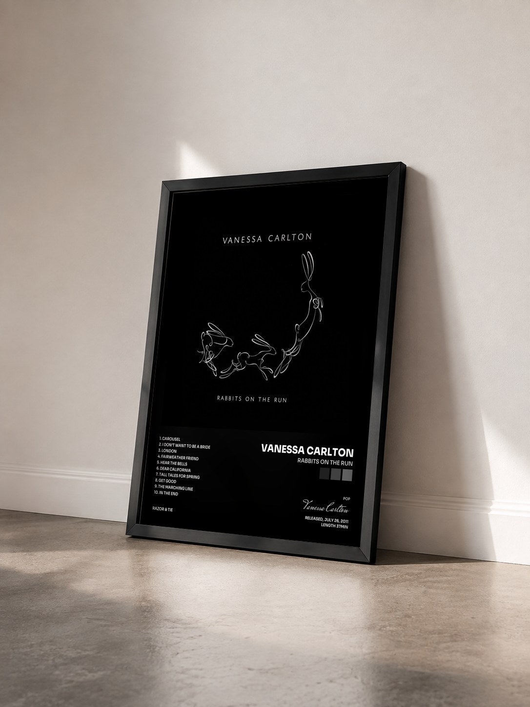 #noir Tableau de l'album Rabbits On The Run de Vanessa Carlton vu de trois quarts, cadre noir