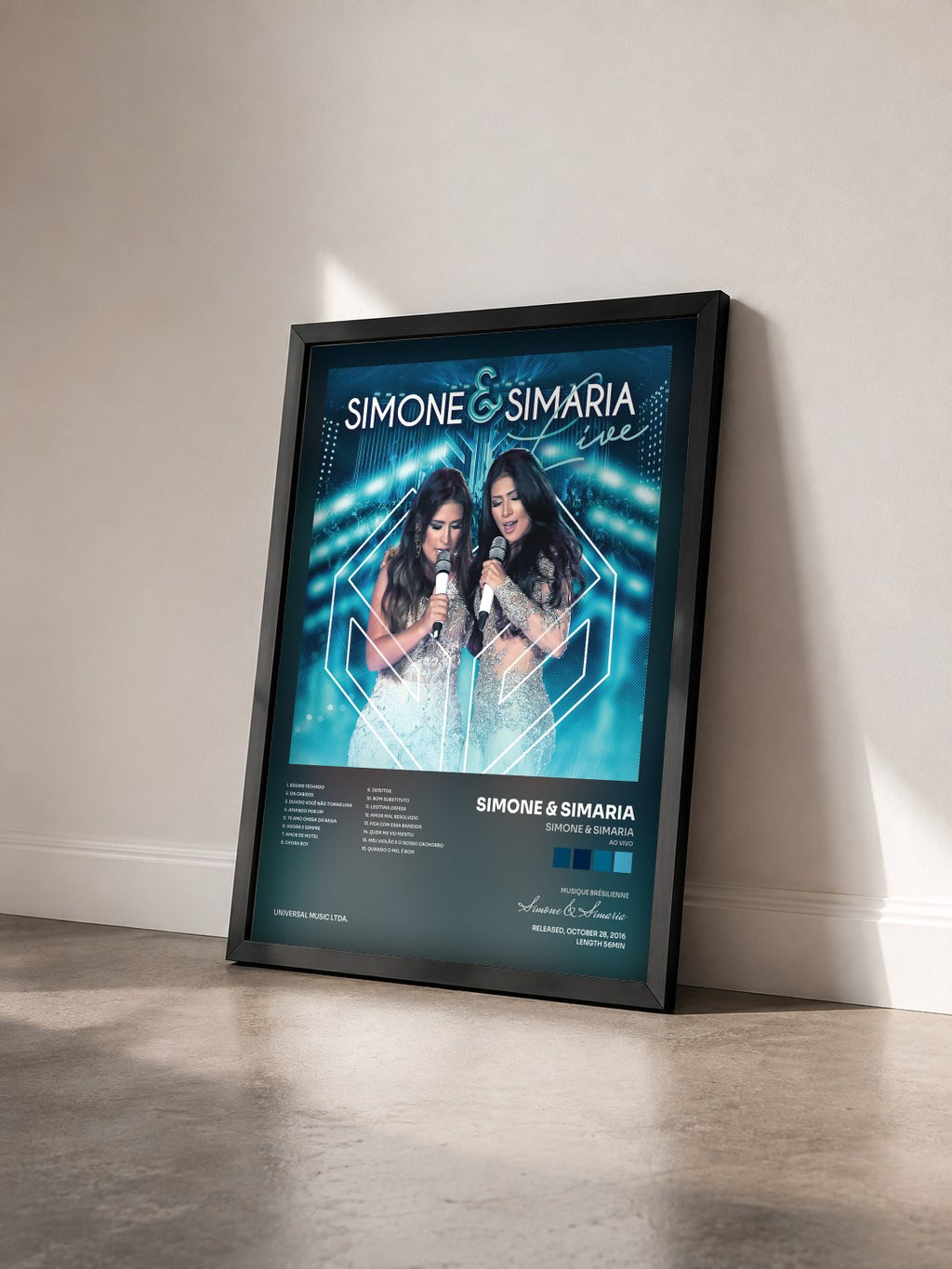 #noir Tableau de l'album Simone & Simaria (Ao Vivo) de Simone & Simaria vu de trois quarts, cadre noir