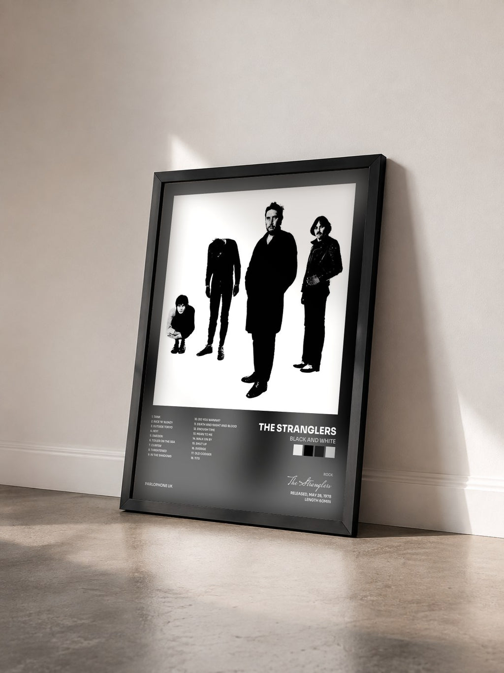 #noir Tableau de l'album Black and White de The Stranglers vu de trois quarts, cadre noir