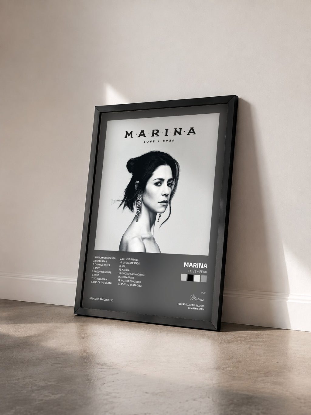 #noir Tableau de l'album Love + Fear de Marina vu de trois quarts, cadre noir