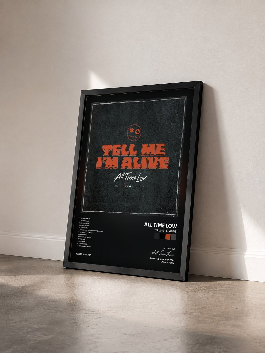 #noir Tableau de l'album Tell Me I'm Alive de All Time Low vu de trois quarts, cadre noir
