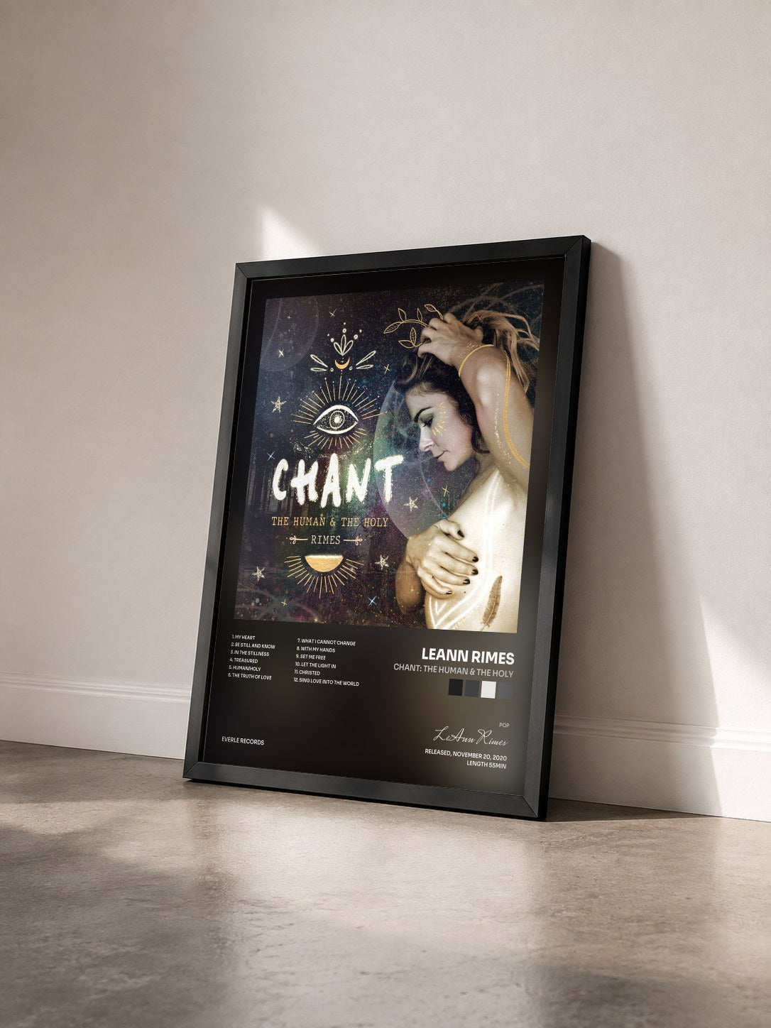 #noir Tableau de l'album CHANT: The Human & The Holy de LeAnn Rimes vu de trois quarts, cadre noir