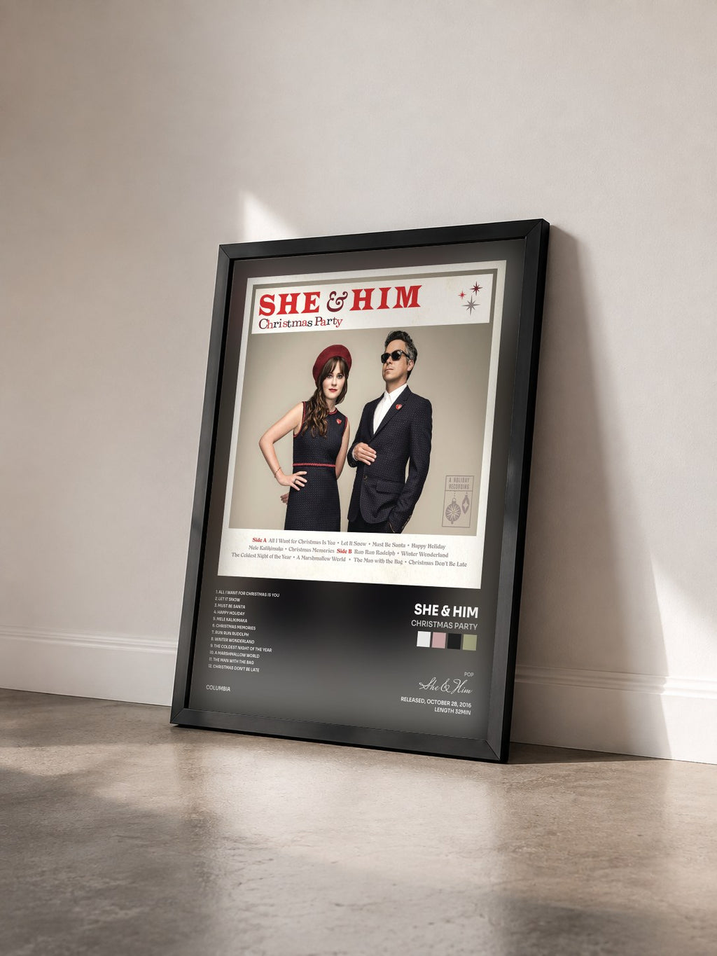 #noir Tableau de l'album Christmas Party de She & Him vu de trois quarts, cadre noir