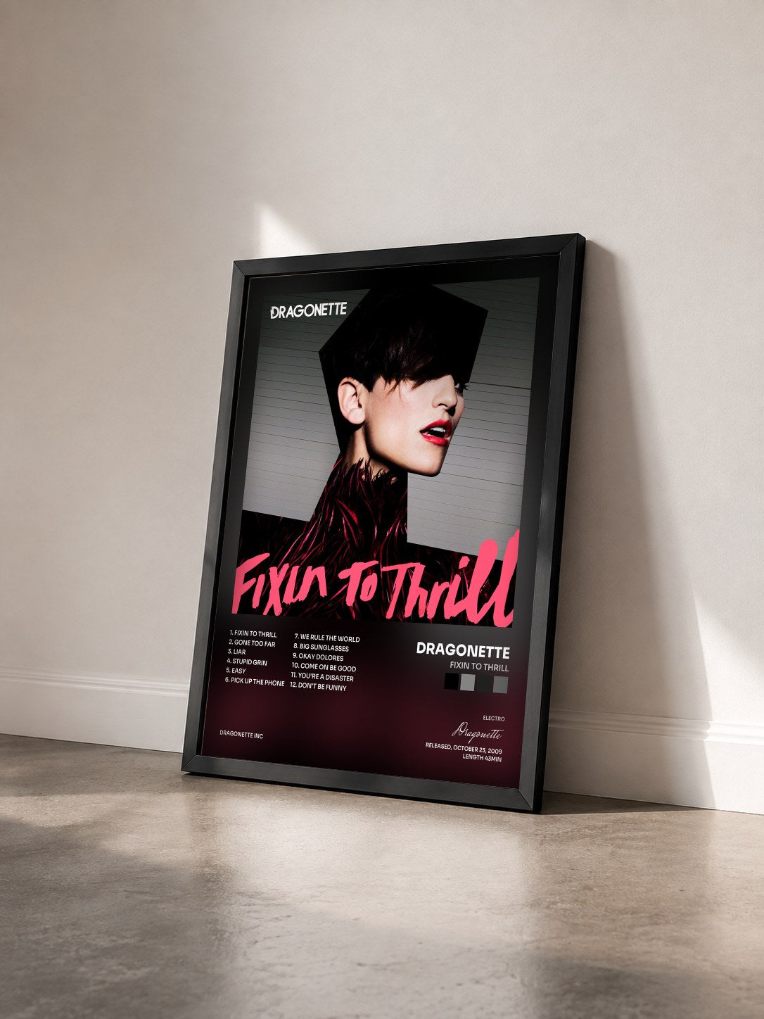 #noir Tableau de l'album Fixin to Thrill de Dragonette vu de trois quarts, cadre noir