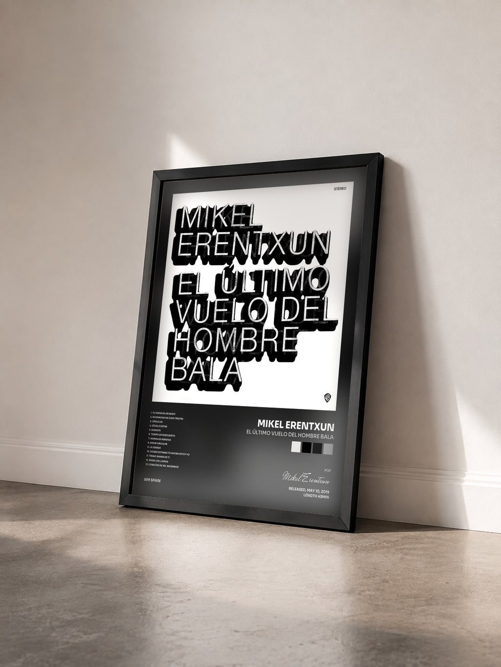 #noir Tableau de l'album El último vuelo del hombre bala de Mikel Erentxun vu de trois quarts, cadre noir