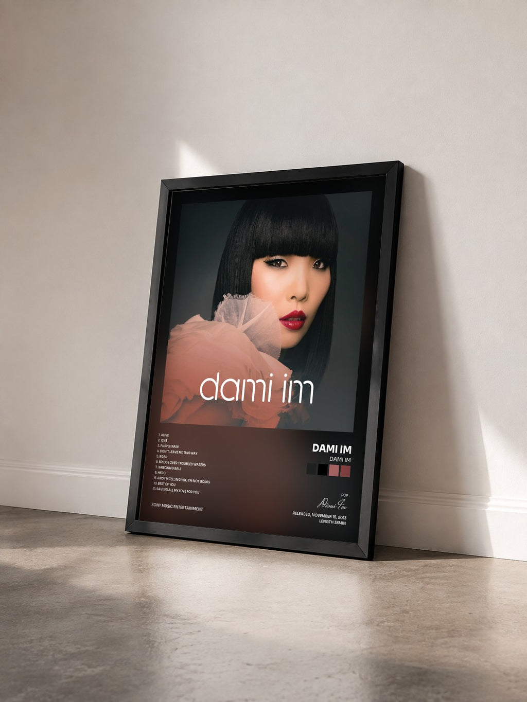 #noir Tableau de l'album Dami Im de Dami Im vu de trois quarts, cadre noir