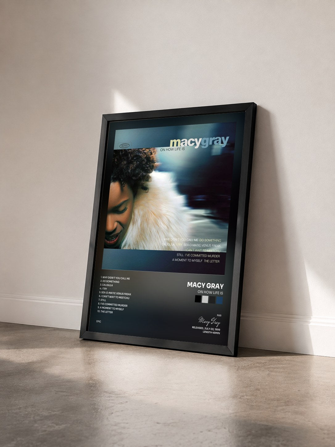 #noir Tableau de l'album On How Life Is de Macy Gray vu de trois quarts, cadre noir