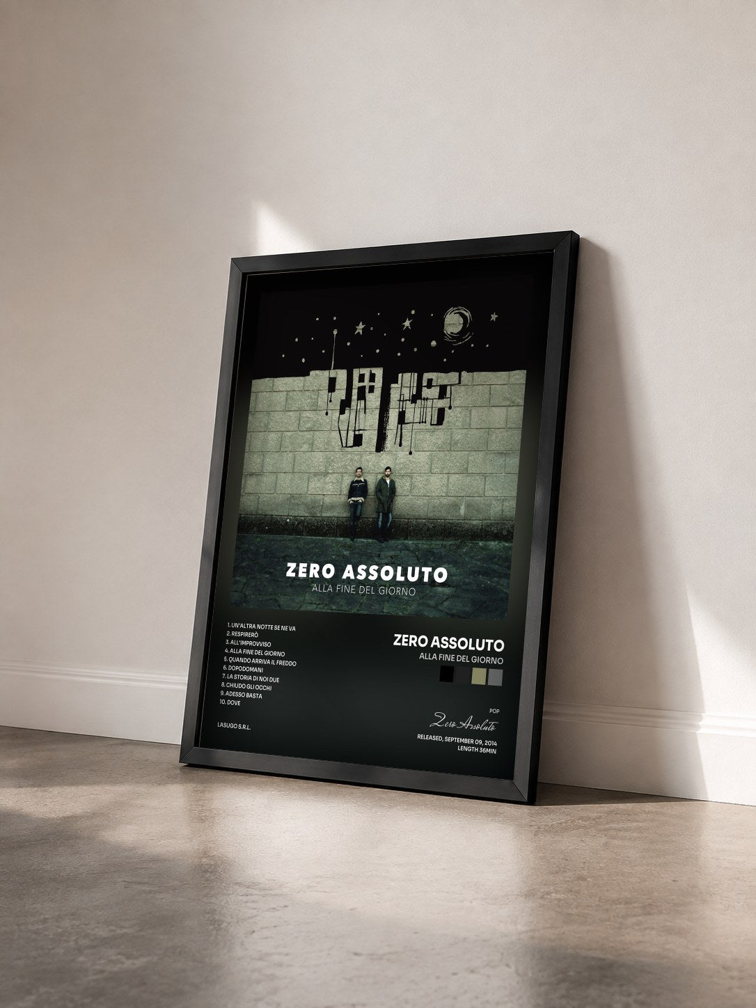 #noir Tableau de l'album Alla Fine Del Giorno de Zero Assoluto vu de trois quarts, cadre noir