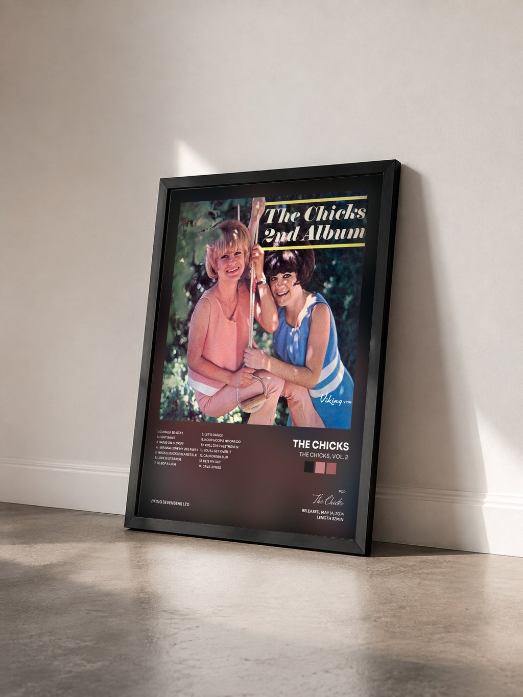 #noir Tableau de l'album The Chicks, Vol. 2 de The Chicks vu de trois quarts, cadre noir