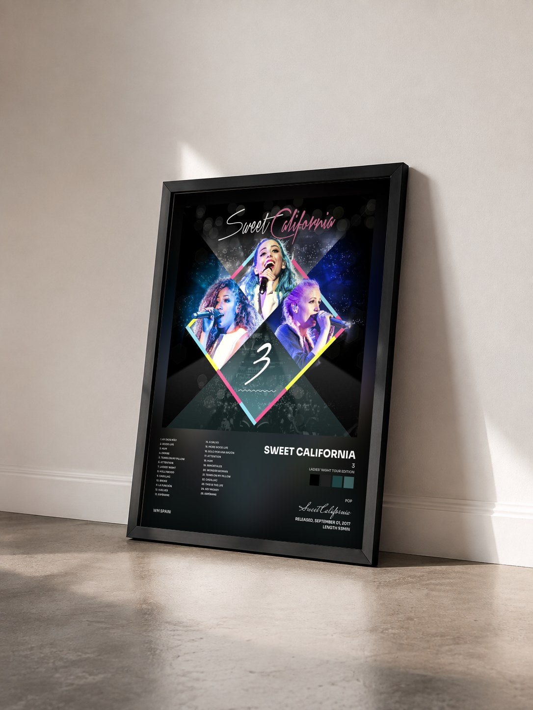 #noir Tableau de l'album 3 (Ladies' Night Tour Edition) de Sweet California vu de trois quarts, cadre noir
