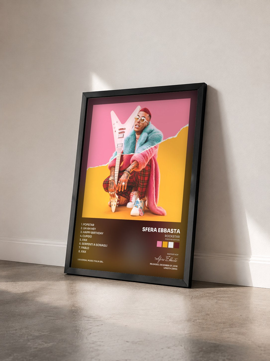 #noir Tableau de l'album Rockstar (Popstar Edition) de Sfera Ebbasta vu de trois quarts, cadre noir