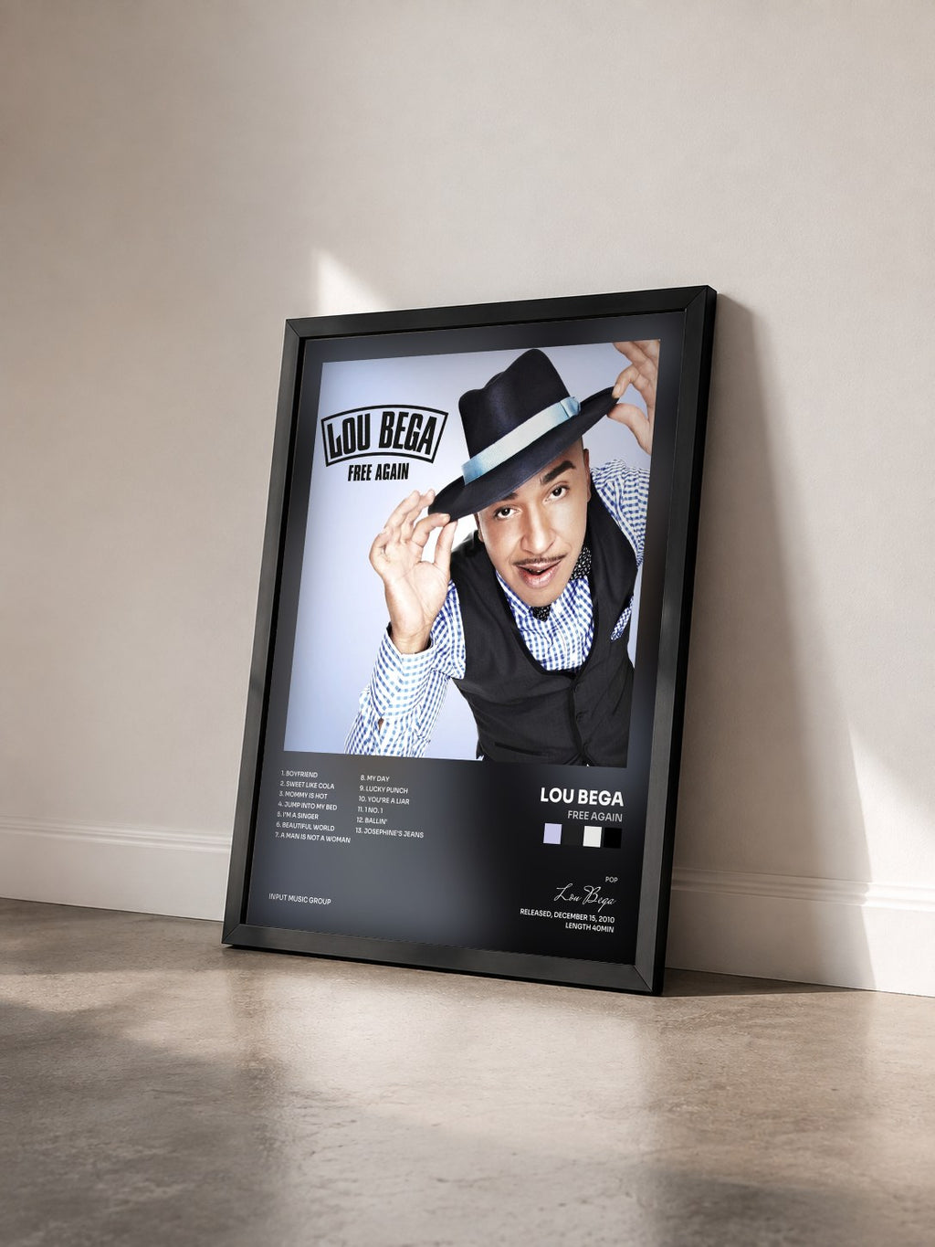 #noir Tableau de l'album Free Again de Lou Bega vu de trois quarts, cadre noir