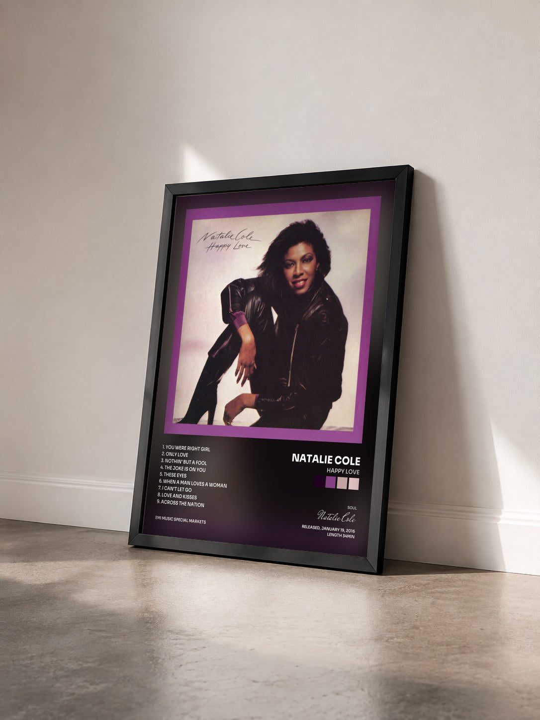 #noir Tableau de l'album Happy Love de Natalie Cole vu de trois quarts, cadre noir