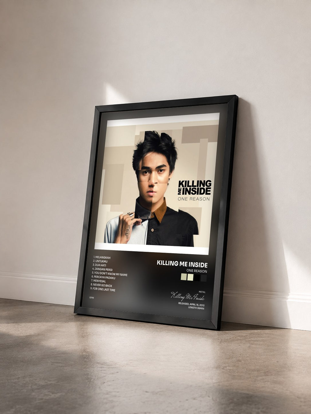 #noir Tableau de l'album One Reason de Killing Me Inside vu de trois quarts, cadre noir