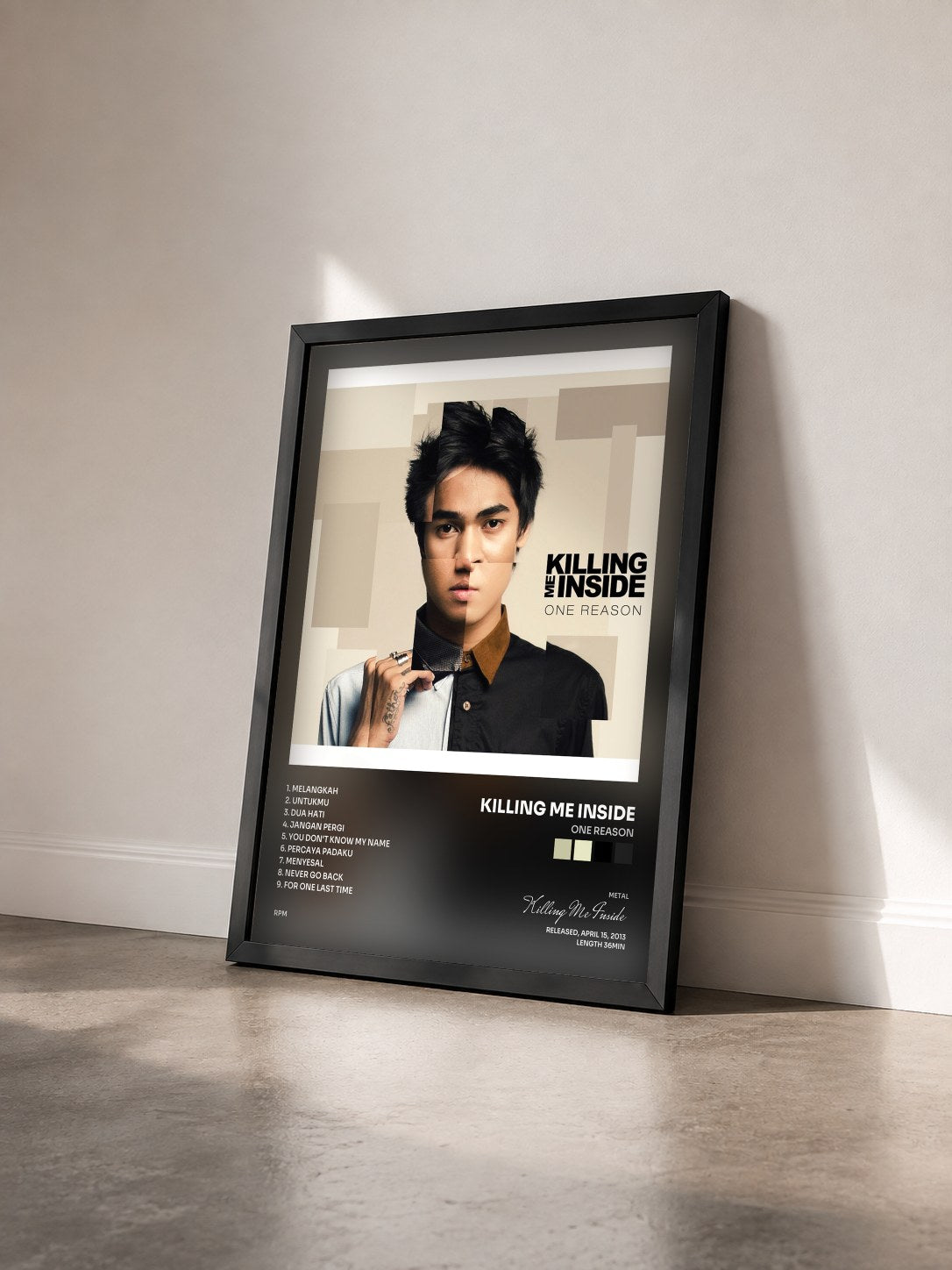 #noir Tableau de l'album One Reason de Killing Me Inside vu de trois quarts, cadre noir