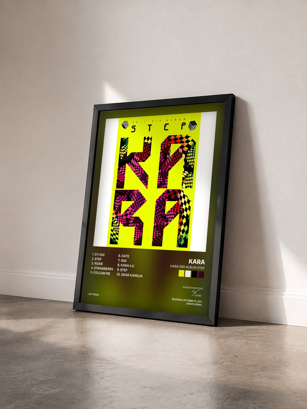 #noir Tableau de l'album KARA 3rd Album STEP de Kara vu de trois quarts, cadre noir