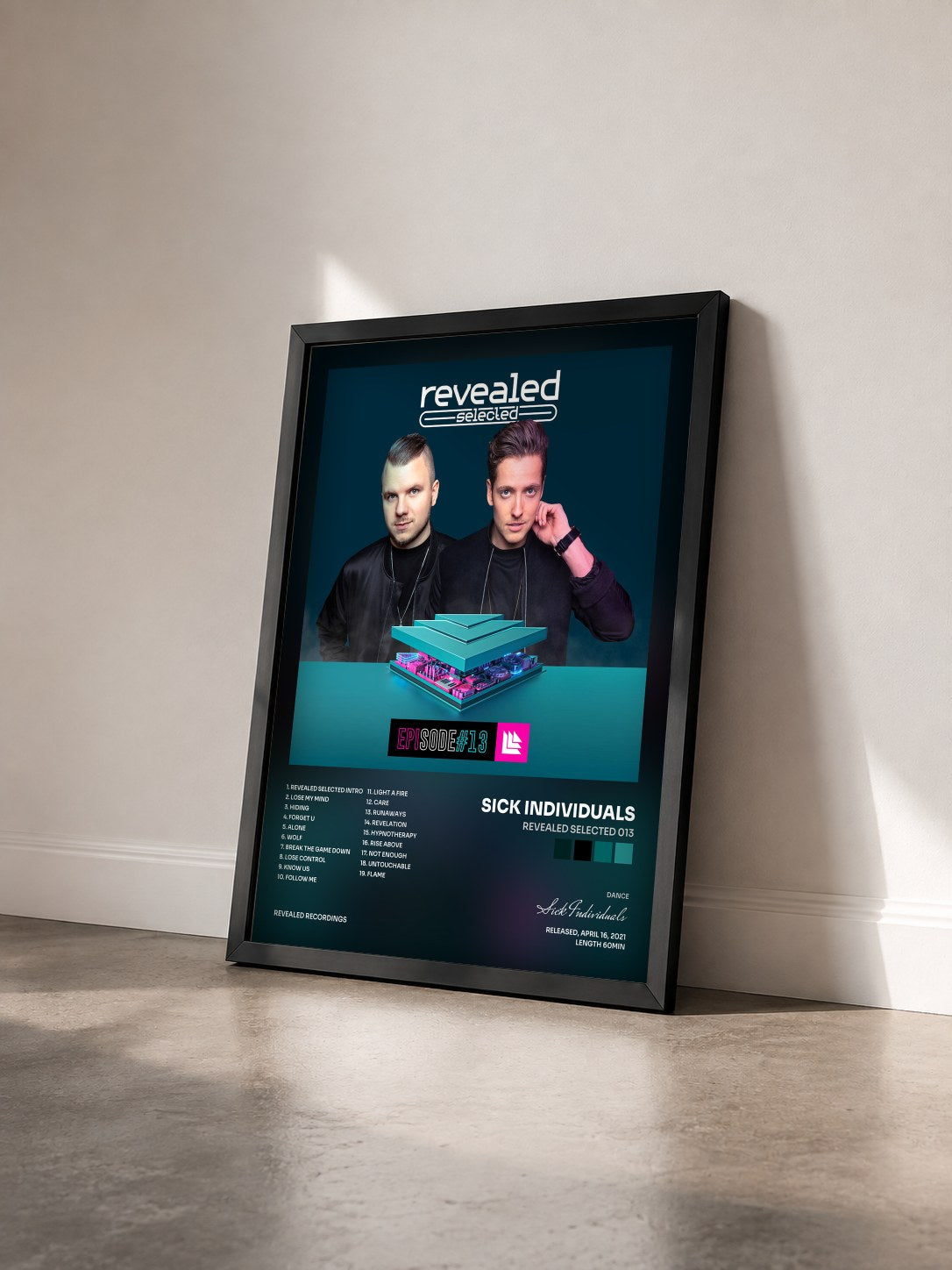#noir Tableau de l'album Revealed Selected 013 de Sick Individuals vu de trois quarts, cadre noir