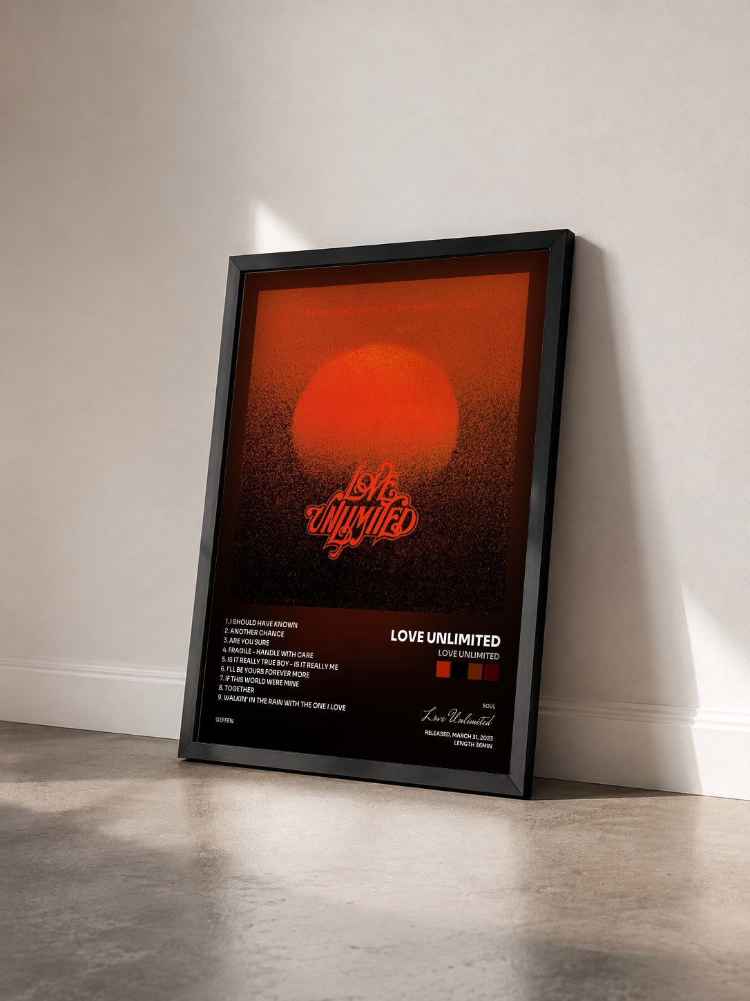 #noir Tableau de l'album Love Unlimited de Love Unlimited vu de trois quarts, cadre noir