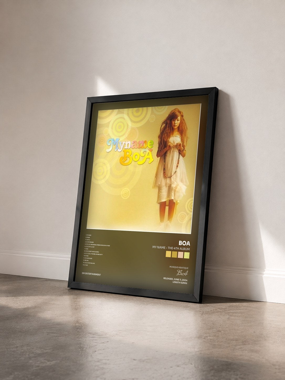 #noir Tableau de l'album My Name - The 4th Album de BoA vu de trois quarts, cadre noir