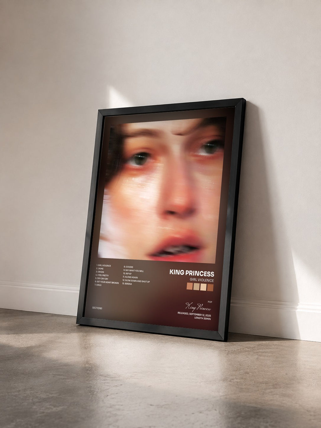 #noir Tableau de l'album Girl Violence de King Princess vu de trois quarts, cadre noir
