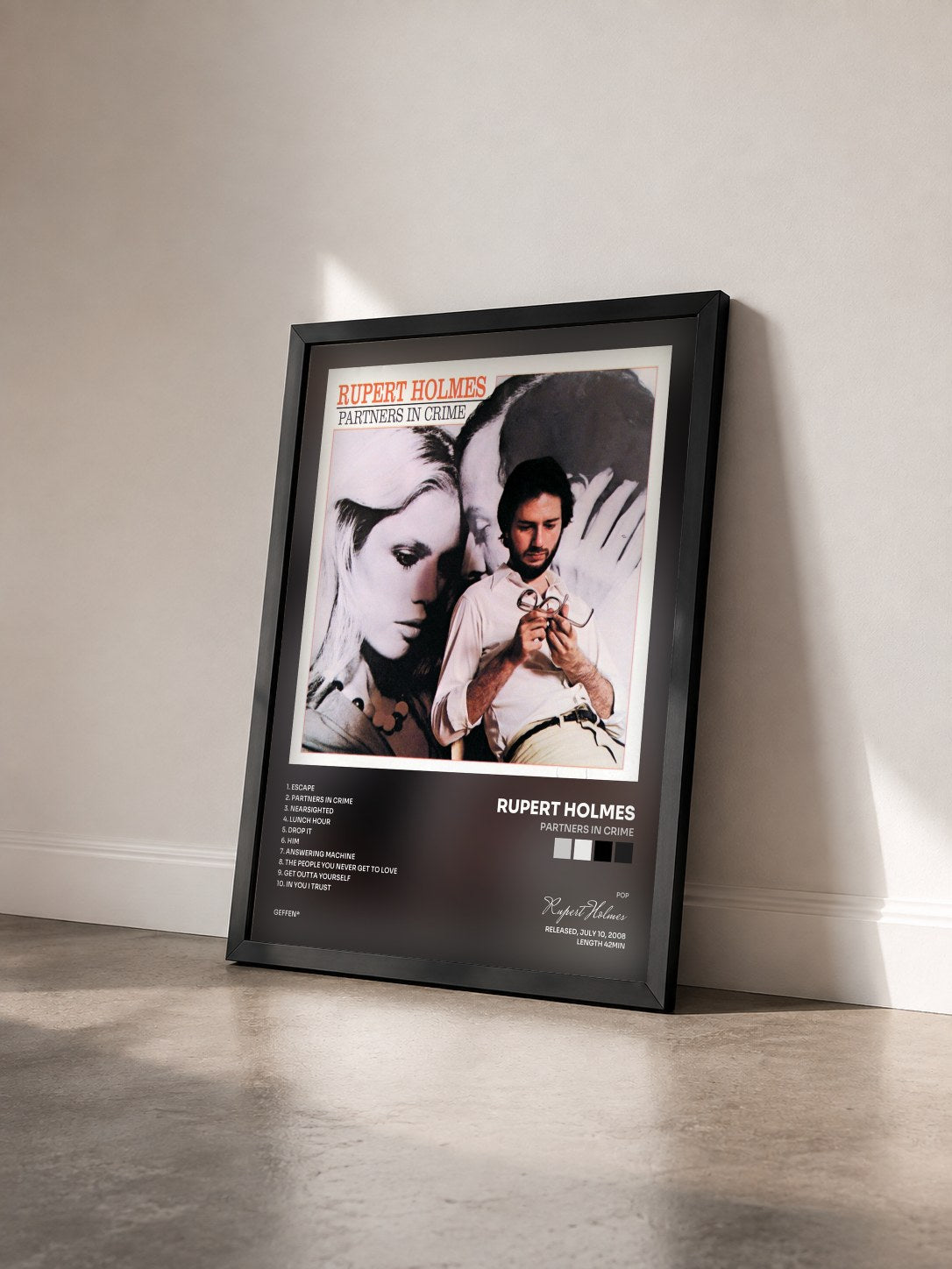 #noir Tableau de l'album Partners In Crime de Rupert Holmes vu de trois quarts, cadre noir
