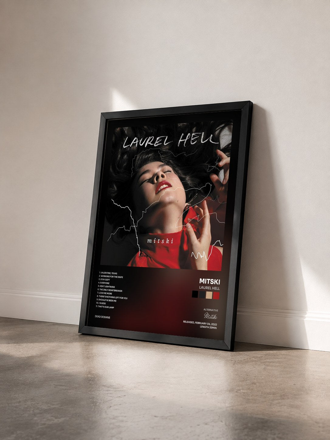 #noir Tableau de l'album Laurel Hell de Mitski vu de trois quarts, cadre noir