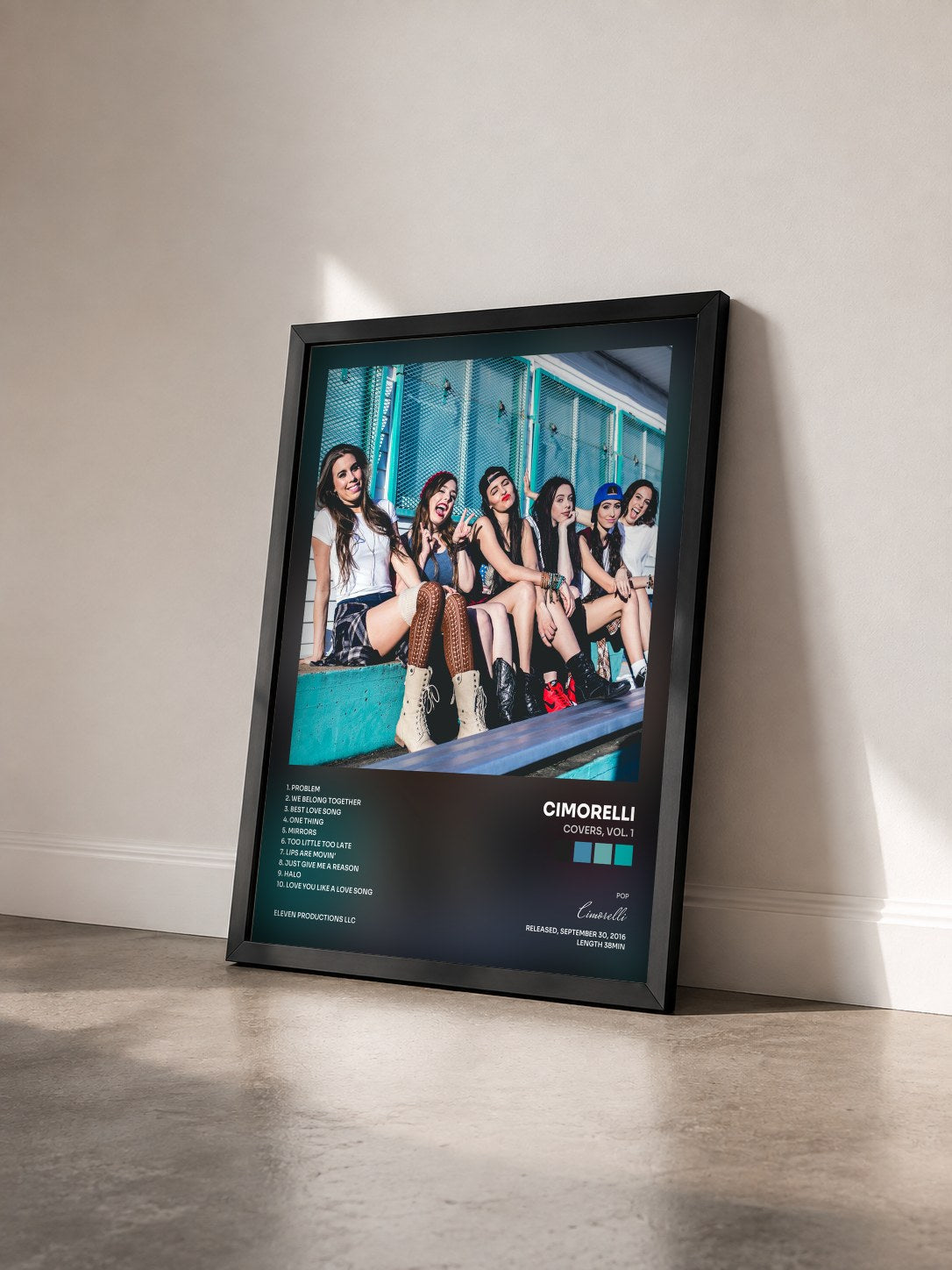 #noir Tableau de l'album Covers, Vol. 1 de Cimorelli vu de trois quarts, cadre noir