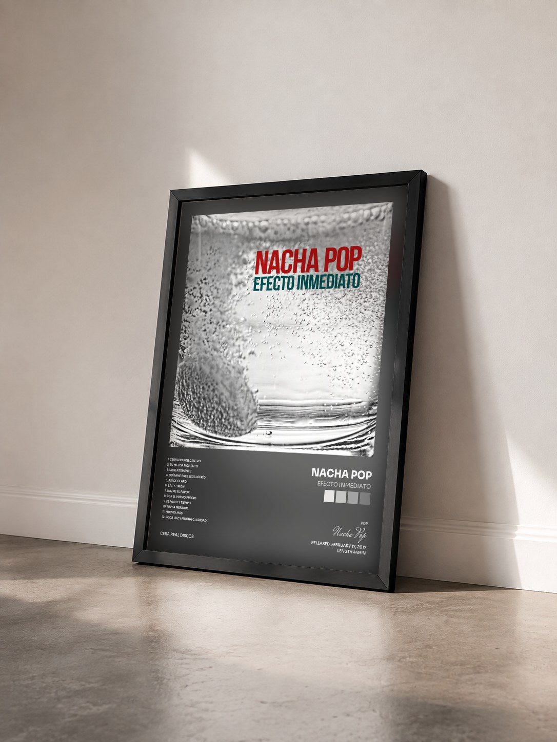 #noir Tableau de l'album Efecto Inmediato de Nacha Pop vu de trois quarts, cadre noir