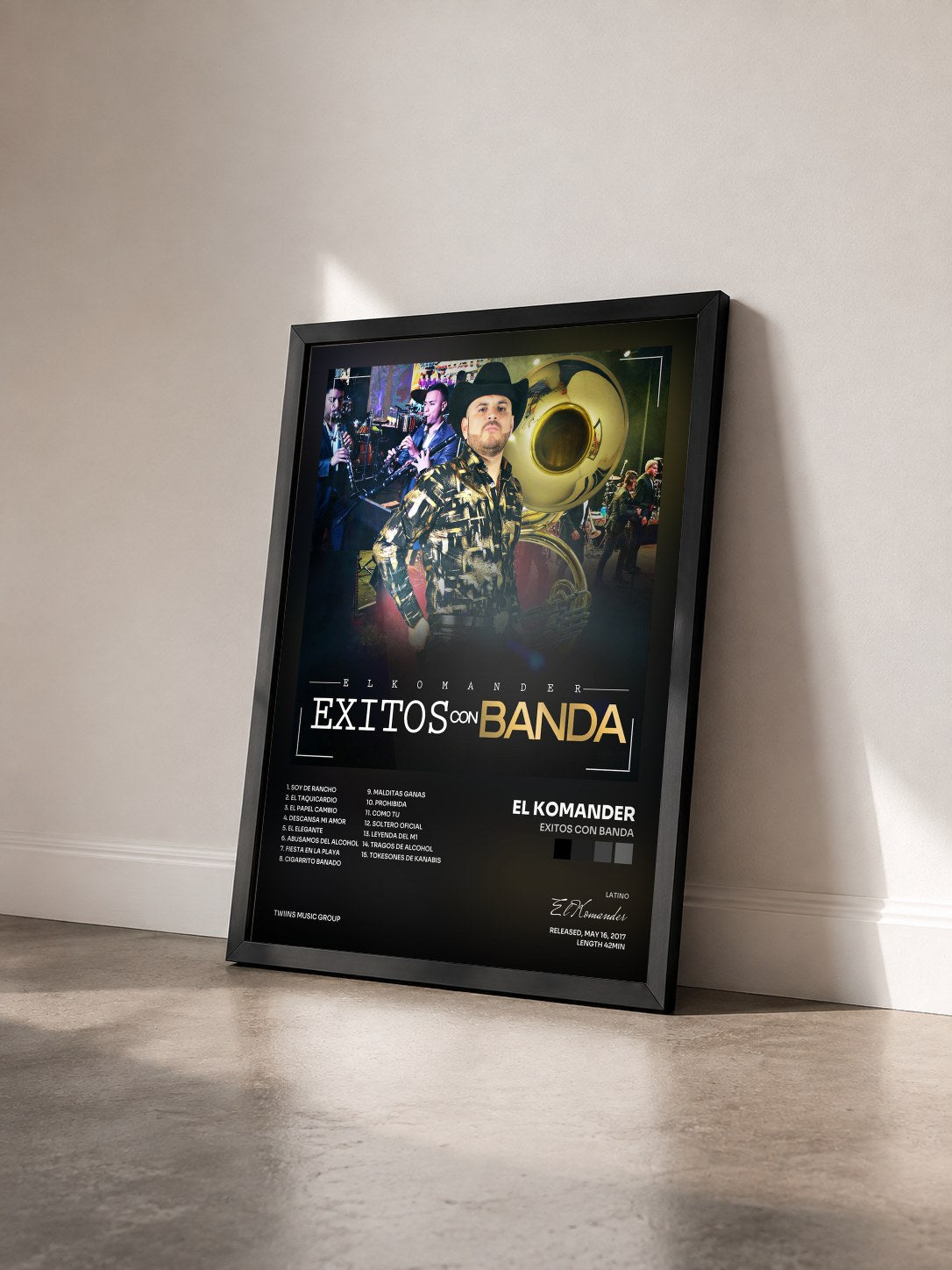 #noir Tableau de l'album Exitos Con Banda de El Komander vu de trois quarts, cadre noir