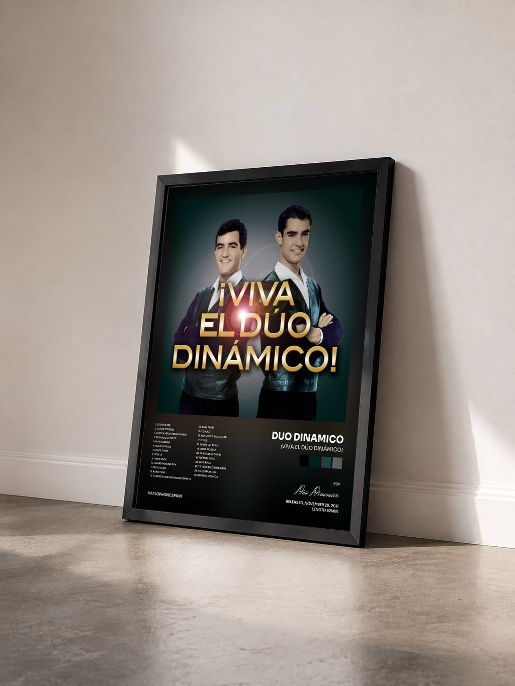 #noir ¡Viva El Dúo Dinámico! di Duo Dinamico in stampa incorniciata vista di tre quarti, cornice nera