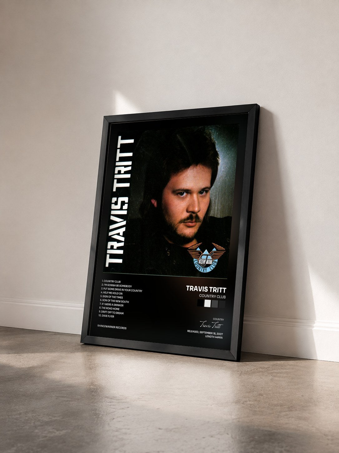 #noir Tableau de l'album Country Club de Travis Tritt vu de trois quarts, cadre noir