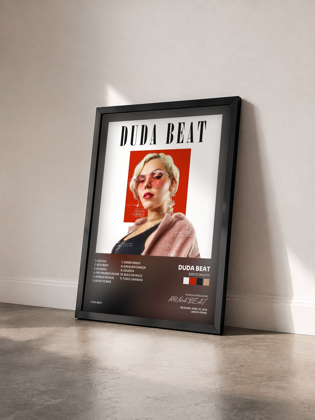 #noir Tableau de l'album Sinto Muito de DUDA BEAT vu de trois quarts, cadre noir
