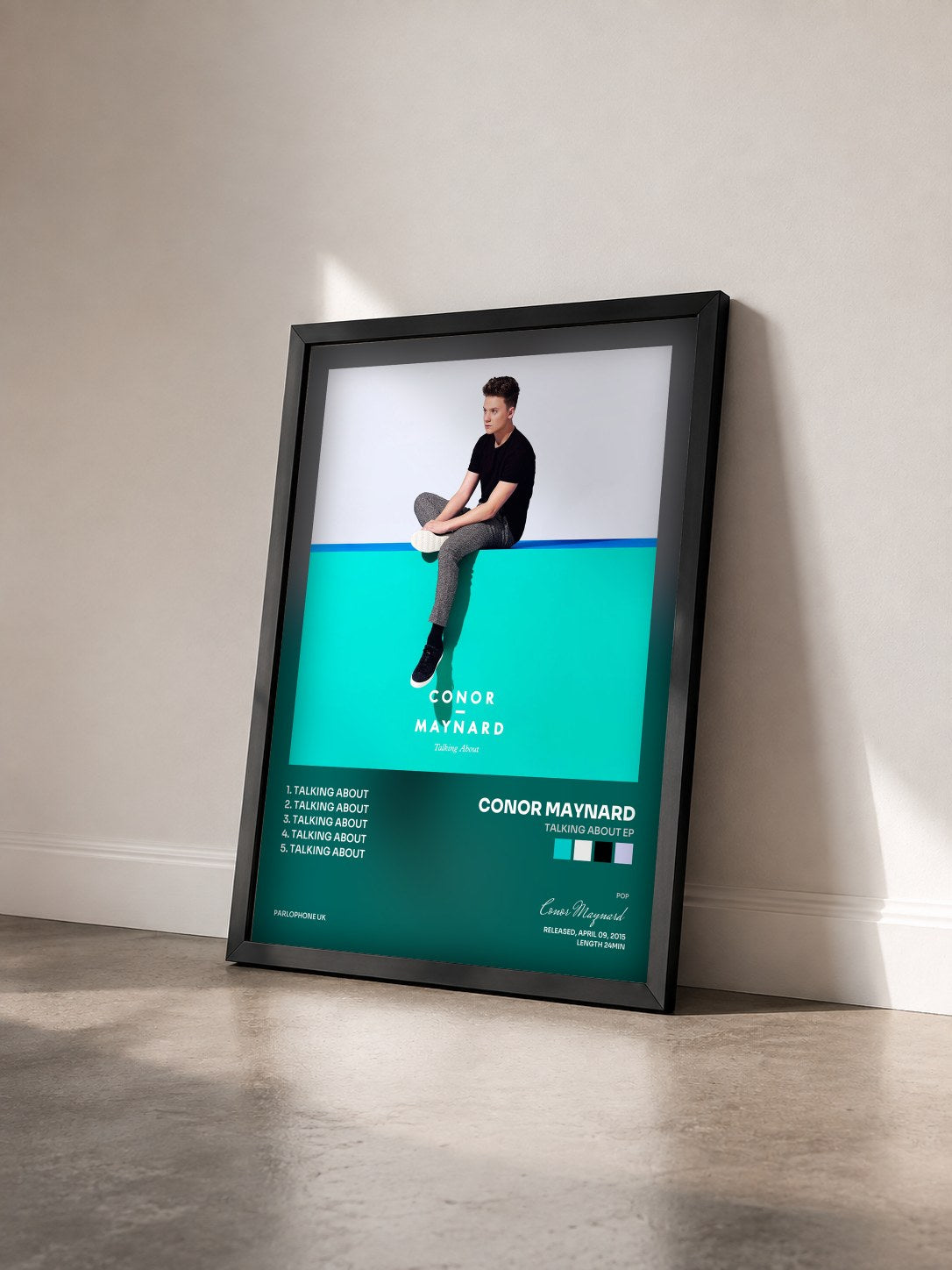 #noir Tableau de l'album Talking About EP de Conor Maynard vu de trois quarts, cadre noir