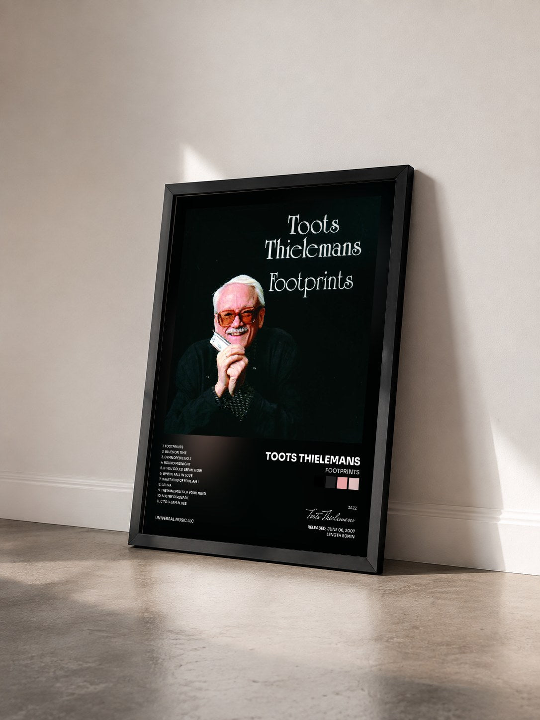 #noir Tableau de l'album Footprints de Toots Thielemans vu de trois quarts, cadre noir